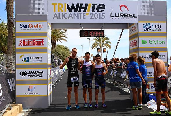 Más de 10.000 personas siguen en directo en la playa del Postiguet el TriWhite de Alicante