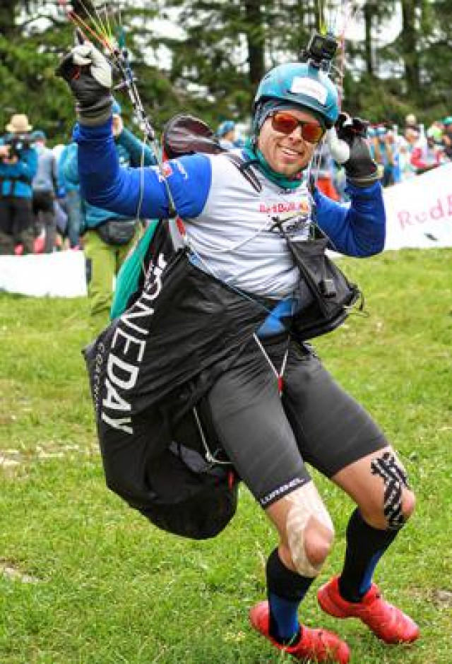 Nuevo triunfo del parapentista Patrick Von Känel con prendas Lurbel