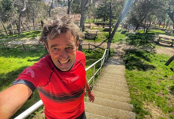Alcanzar la altura de un Everest en escaleras