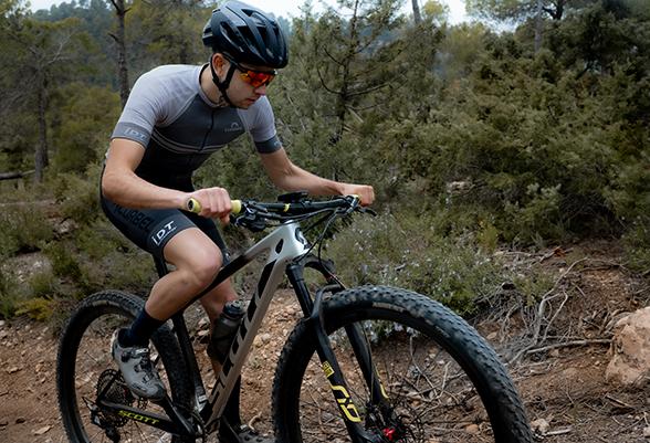 Novedades en textil y complementos en la colección Lurbel Cycling PV2021