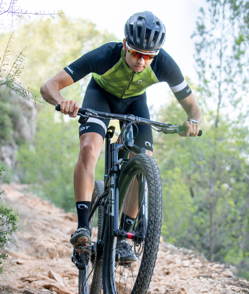 que_aventura_desktop_422x499_x2_844_x_988_cycling