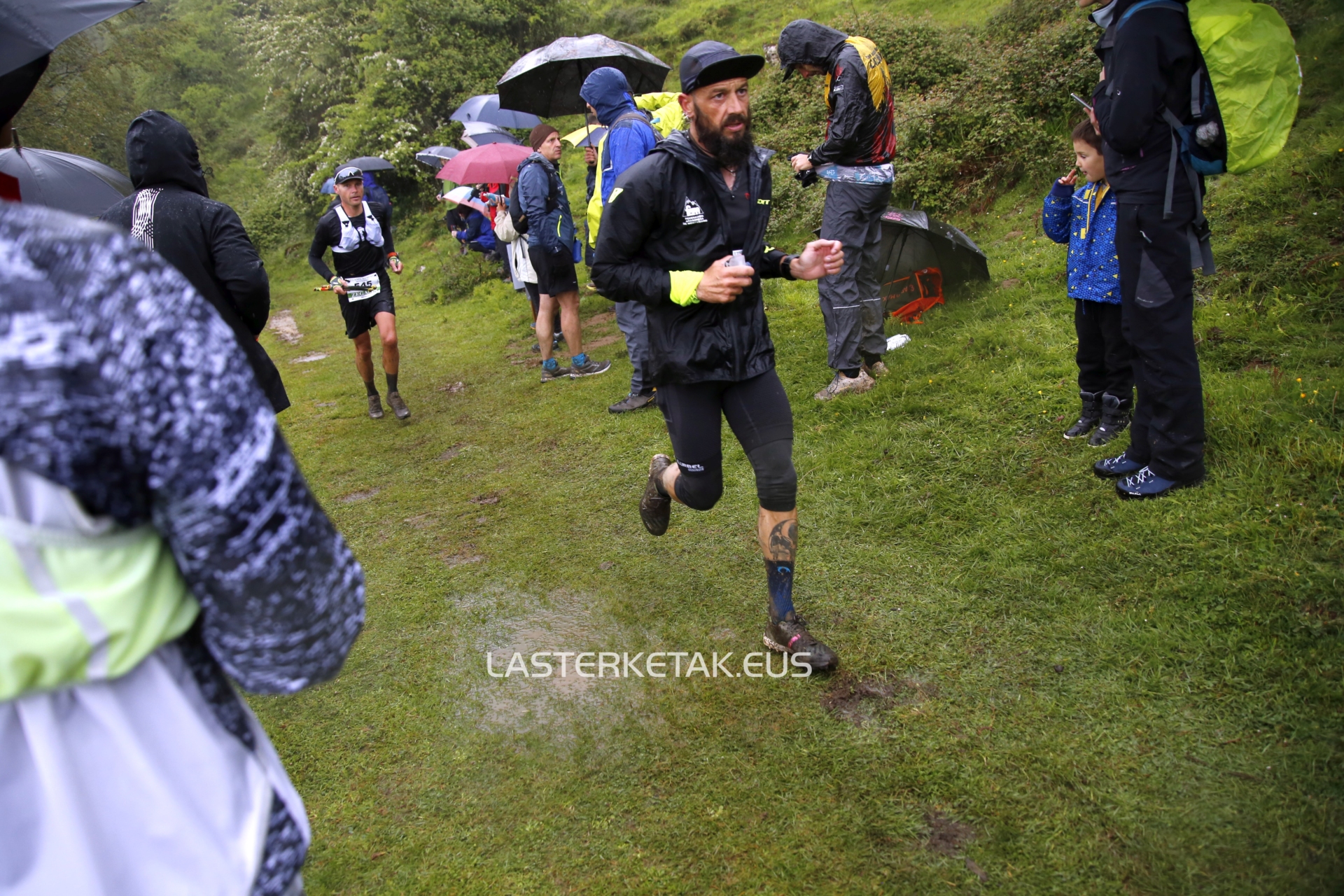 Carlos Ciprés vence al barro en la Maratón de Zegama Aizkorri 2023