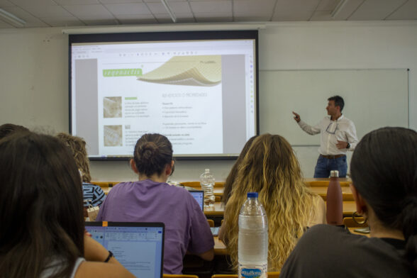 Lurbel imparte una clase magistral sobre la importancia de los calcetines en el Grado en Podología de la Universidad Miguel Hernández